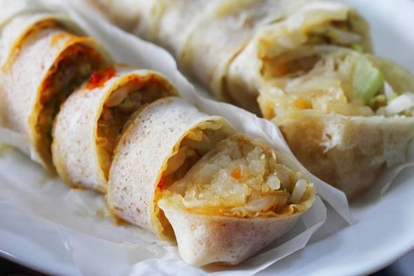 Popiah: Món cuốn độc đáo này gồm củ cải, củ đậu và các loại rau giòn, cho thêm lạc, trứng hoặc đậu phụ, gói trong một lớp bột mỏng. Ảnh: Derpypercy/Wordpress. Popiah: Món cuốn độc đáo này gồm củ cải, củ đậu và các loại rau giòn, cho thêm lạc, trứng hoặc đậu phụ, gói trong một lớp bột mỏng. Ảnh: Derpypercy/Wordpress.