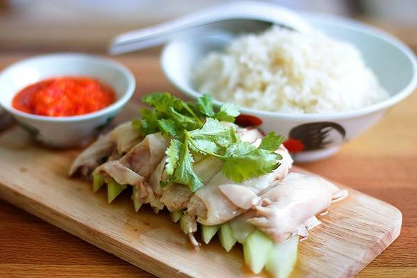 Cơm gà Hải Nam: Như nhiều món đặc sản của Malaysia, cơm gà Hải Nam có xuất xứ từ Trung Quốc nhưng được biến tấu để phù hợp với khẩu vị của người địa phương. Gà được luộc chín mềm, để nguội và ăn cùng cơm nấu bằng nước luộc gà. Sốt chấm có thêm tỏi, gừng, ớt để tạo vị cay hấp dẫn. Ảnh: Jiaksimi. Cơm gà Hải Nam: Như nhiều món đặc sản của Malaysia, cơm gà Hải Nam có xuất xứ từ Trung Quốc nhưng được biến tấu để phù hợp với khẩu vị của người địa phương. Gà được luộc chín mềm, để nguội và ăn cùng cơm nấu bằng nước luộc gà. Sốt chấm có thêm tỏi, gừng, ớt để tạo vị cay hấp dẫn. Ảnh: Jiaksimi.