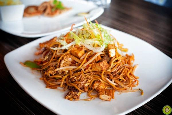 Mee goreng: Món mì xào này có nhiều cách chế biến. Mì có màu vàng được xào nhanh cùng xì dầu, tỏi, hẹ tây và ớt, cho thêm tôm, thịt gà, thịt bò hoặc rau củ. Đây là món ăn phổ biến trên đường phố Malaysia. Nhiều người bán sử dụng bếp than hoa, tạo vị khói đặc trưng cho mì. Ảnh: Foodobyte. Mee goreng: Món mì xào này có nhiều cách chế biến. Mì có màu vàng được xào nhanh cùng xì dầu, tỏi, hẹ tây và ớt, cho thêm tôm, thịt gà, thịt bò hoặc rau củ. Đây là món ăn phổ biến trên đường phố Malaysia. Nhiều người bán sử dụng bếp than hoa, tạo vị khói đặc trưng cho mì. Ảnh: Foodobyte.