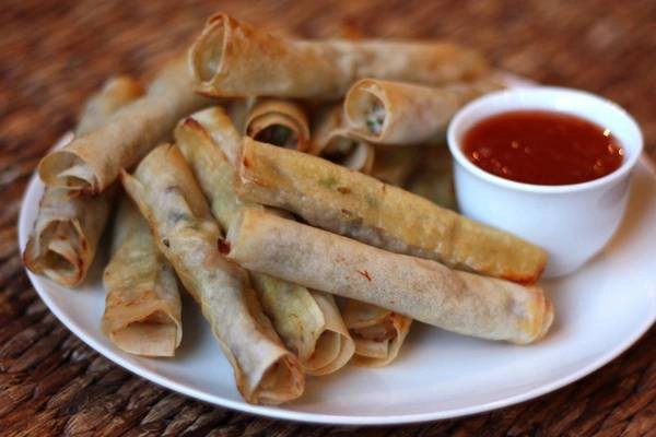 Lumpia: Món nem cuốn này thường xuất hiện ở các thành phố có người Hoa sinh sống ở Phillippines. Phần nhân gồm măng băm nhỏ trộn thịt gà hoặc tôm xay, ướp gia vị, sau đó cuộn trong bánh nem và rán giòn. Lumpia thường được ăn kèm hẹ tây hoặc tỏi tây non cùng một loại sốt làm từ tương ngọt. Đôi khi, món này được chấm với sốt sambal cay ngọt hoặc ăn với ớt tươi. Ảnh: Ubcphilippinestudies.