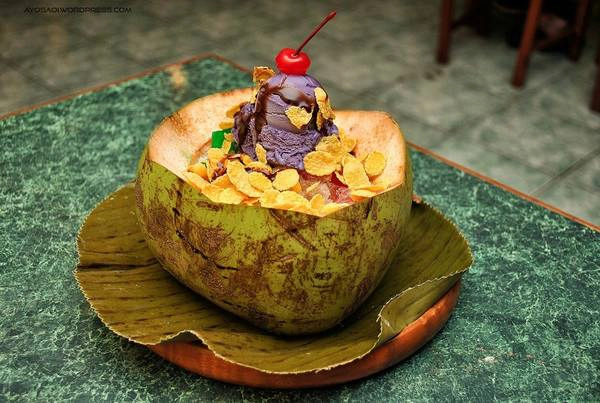 Halo-halo: Một lựa chọn khác cho tráng miệng là halo-halo. Món này thường có nhiều màu sắc rực rỡ, gồm caramen, sữa đặc, kem lạnh, đá bào, thêm nhiều loại quả khô, đậu, trân châu..., bày trong cốc hoặc quả dừa. Chẳng còn gì tuyệt bằng được thưởng thức một cốc halo-halo mát lạnh giữa ngày nóng bức ở Philippines. Ảnh: Ayosaoi/Wordpress.