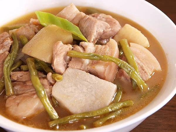 Sinigang: Món canh chua ngọt hấp dẫn này là một trong những đặc sản. Sốt me và nước cốt chanh calamansi đem lại vị chua đặc trưng cho sinigang, kết hợp với vị ngọt từ thịt ba chỉ, vị thanh của rau củ và chút ngậy của nước dừa. Ảnh: Glogster.