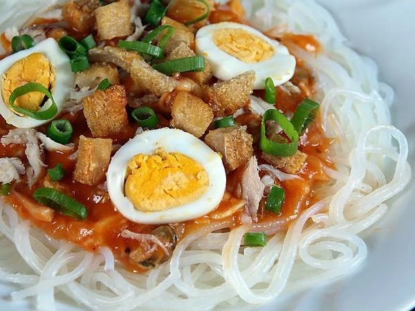 Pancit Palabok: Món ăn này rất phổ biến, với tôm, thịt lợn, trứng luộc, hành tươi cùng nước sốt tôm thơm ngậy rưới trên mì gạo. Ảnh: Tritogo