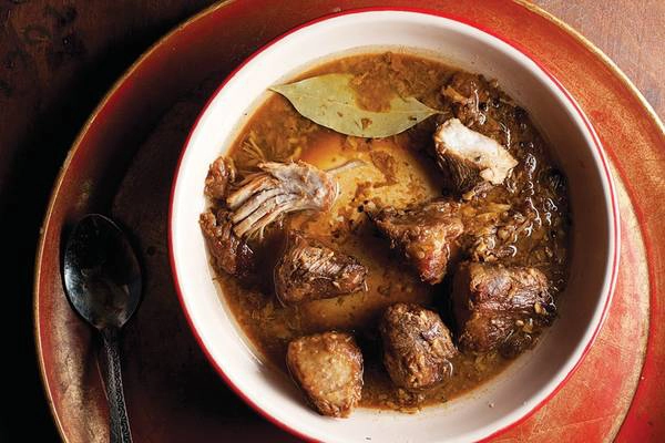 Adobo: Bữa cơm của người Philippines thường không thể thiếu Adobo. Trong đó, thịt lợn hoặc thịt gà được nấu cùng giấm, muối, tỏi, hạt tiêu, xì dầu và các loại gia vị khác cho tới khi chín nhừ. Abodo rất hợp ăn cùng cơm trắng. Ảnh: Prezi.