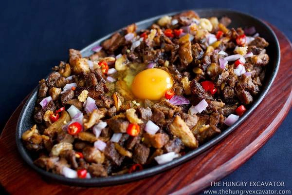 Sisig: Các phần thịt lợn ít dùng như thịt thủ, thịt má, gan... được băm nhỏ, trộn với hành, ớt, trứng. Sisig có thể được chế biến theo nhiều cách, xào hoặc hấp rồi nướng. Món ăn này có mùi thơm hấp dẫn, vị dai giòn rất hợp để uống bia. Ảnh: Thehungryexcavator.