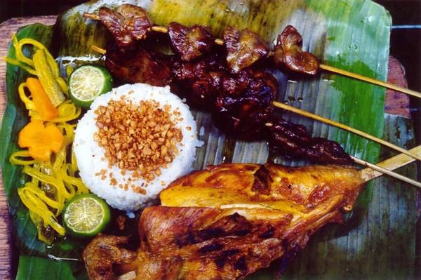 Cơm gà nướng: Thịt gà được ướp sả, nước quất, muối, ớt và tỏi, phết một lớp dầu hạt annatto và đem nướng trên than hoa. Gà thường được ăn cùng cơm trắng. Ảnh: Projectmis/Wordpress.
