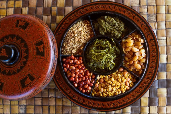 Salad lá trà: Một trong những đặc sản nổi tiếng của Myanmar là lephet hay lá trà lên men. Chúng được ăn riêng hoặc dùng làm nguyên liệu cho món lephet thoke - salad lá trà muối. Ảnh: MultiVerse Advertising. Salad lá trà: Một trong những đặc sản nổi tiếng của Myanmar là lephet hay lá trà lên men. Chúng được ăn riêng hoặc dùng làm nguyên liệu cho món lephet thoke - salad lá trà muối. Ảnh: MultiVerse Advertising.