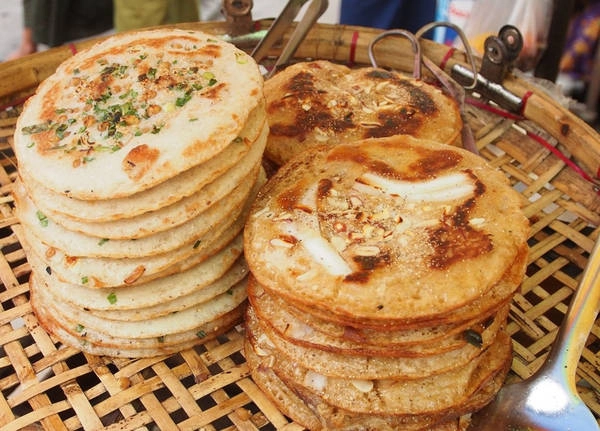Những món nổi bật là hsa nwin ma kin (bánh từ bột trộn sữa dừa, bơ ghee và nho khô), bein moun và moun pyit thalet (bánh kếp kiểu Myanmar). Ảnh: Activetravelmagazines. Những món nổi bật là hsa nwin ma kin (bánh từ bột trộn sữa dừa, bơ ghee và nho khô), bein moun và moun pyit thalet (bánh kếp kiểu Myanmar). Ảnh: Activetravelmagazines.