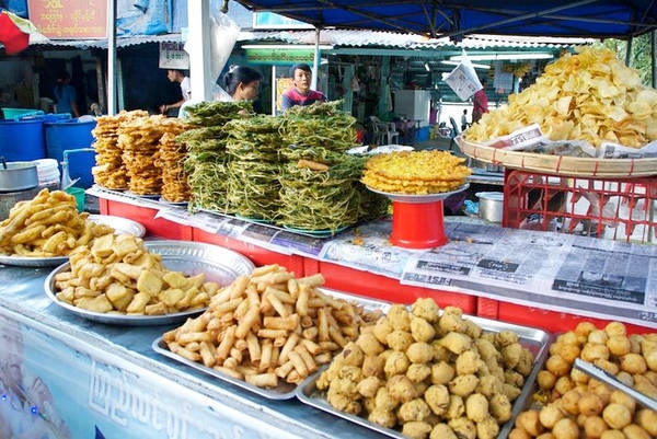 Các món rán: Người Myanmar thích ăn các món rán. Phần lớn các đồ ăn vặt ở vỉa hè hay quán trà là món rán, từ nem, bánh tới bánh mì. Nhiều món mì có rắc thêm akyaw - các thực phẩm rán giòn để trang trí. Ảnh: Myanmar Travel Essentials. Các món rán: Người Myanmar thích ăn các món rán. Phần lớn các đồ ăn vặt ở vỉa hè hay quán trà là món rán, từ nem, bánh tới bánh mì. Nhiều món mì có rắc thêm akyaw - các thực phẩm rán giòn để trang trí. Ảnh: Myanmar Travel Essentials.