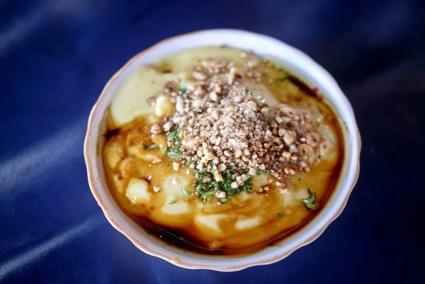 Loại sốt dính màu vàng này được rưới lên trên mì sợi nhỏ, thêm thịt gà hoặc thịt lợn được tẩm ướp đậm đà, một ít sa tế. Món này được ăn kèm rau củ muối và nước dùng. Ảnh: Alittleadrift. Loại sốt dính màu vàng này được rưới lên trên mì sợi nhỏ, thêm thịt gà hoặc thịt lợn được tẩm ướp đậm đà, một ít sa tế. Món này được ăn kèm rau củ muối và nước dùng. Ảnh: Alittleadrift.