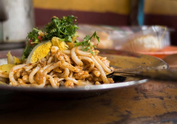 Nangyi thoke: Đây là một loại mì trộn salad, gồm các sợi mì tròn và dày được trộn với thịt gà, bánh cá, giá trần và trứng luộc. Các nguyên liệu được cho thêm bột đậu rang, nghệ và sa tế, sau đó trộn bằng tay rồi dọn ra ăn cùng dưa muối mà một bát nước dùng. Ảnh: The indolent cook. Nangyi thoke: Đây là một loại mì trộn salad, gồm các sợi mì tròn và dày được trộn với thịt gà, bánh cá, giá trần và trứng luộc. Các nguyên liệu được cho thêm bột đậu rang, nghệ và sa tế, sau đó trộn bằng tay rồi dọn ra ăn cùng dưa muối mà một bát nước dùng. Ảnh: The indolent cook.