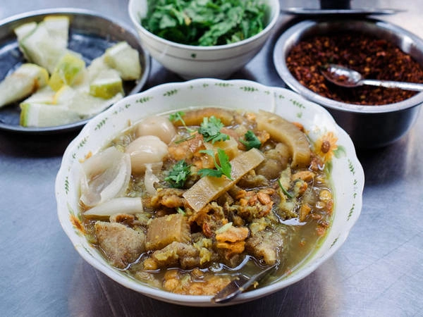 Mohinga: Mohinga là "món quốc hồn quốc túy không chính thức" của Myanmar. Mì sợi tròn được chan nước dùng làm từ cá và hẹ tây. Món ăn này được bán rong trên đường phố, thường ăn vào bữa sáng hoặc đêm muộn. Bạn có thể cho thêm trứng luộc, akyaw, đậu lentil, chút chanh và bột ớt. Ảnh: Hsaba. Mohinga: Mohinga là "món quốc hồn quốc túy không chính thức" của Myanmar. Mì sợi tròn được chan nước dùng làm từ cá và hẹ tây. Món ăn này được bán rong trên đường phố, thường ăn vào bữa sáng hoặc đêm muộn. Bạn có thể cho thêm trứng luộc, akyaw, đậu lentil, chút chanh và bột ớt. Ảnh: Hsaba.