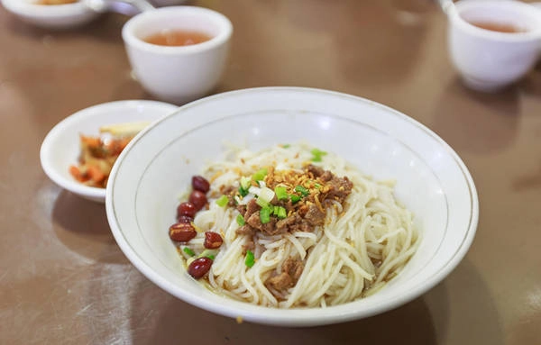 Mì người Shan có vị tương đối đơn giản, dễ ăn và rất ngon. Mì còn có phiên bản khô được dọn ra với bát nước dùng riêng. Ảnh: Sanctum Inle Resort. Mì người Shan có vị tương đối đơn giản, dễ ăn và rất ngon. Mì còn có phiên bản khô được dọn ra với bát nước dùng riêng. Ảnh: Sanctum Inle Resort.