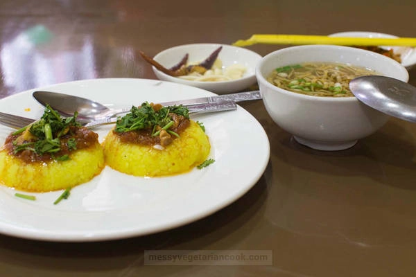 Cơm người Shan: Món nga htamin (cơm cá) của người Shan gồm cơm được nấu với nghệ nặn thành hình tròn (hoặc dẹt), sau đó cho thêm thịt cá và dầu tỏi lên trên. Cơm thường được ăn kèm với rễ tỏi tây, tỏi tươi và tóp mỡ. Ảnh: Messy Vegetarian Cook. Cơm người Shan: Món nga htamin (cơm cá) của người Shan gồm cơm được nấu với nghệ nặn thành hình tròn (hoặc dẹt), sau đó cho thêm thịt cá và dầu tỏi lên trên. Cơm thường được ăn kèm với rễ tỏi tây, tỏi tươi và tóp mỡ. Ảnh: Messy Vegetarian Cook.