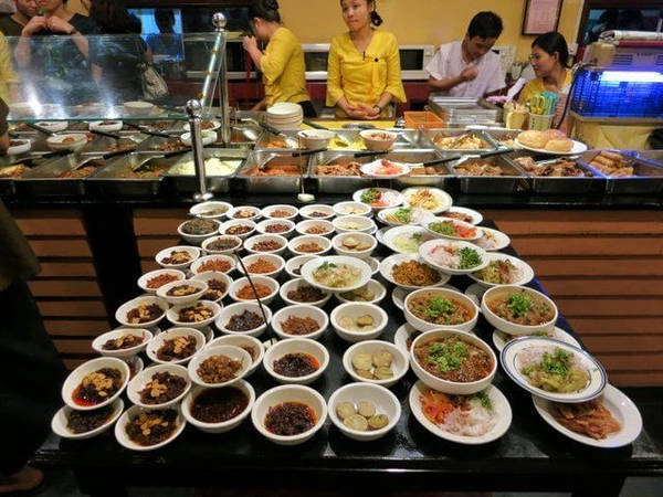 Cà ri Miến Điện: Cà ri là trung tâm của món này, thường được làm từ thịt lợn, cá, tôm, bò hoặc cừu. Tuy nhiên, bạn sẽ có vô số món ăn kèm hấp dẫn. Ảnh: Yourenotfromaroundhere. Cà ri Miến Điện: Cà ri là trung tâm của món này, thường được làm từ thịt lợn, cá, tôm, bò hoặc cừu. Tuy nhiên, bạn sẽ có vô số món ăn kèm hấp dẫn. Ảnh: Yourenotfromaroundhere.