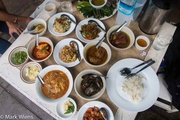 Sốt chấm đi kèm có nhiều loại, từ ngapi ye - một loại nước mắm nhạt, tới balachaung - hỗn hợp gia vị khô gồm tỏi, ớt và tôm khô rán giòn. Ảnh: Mark Wiens. Sốt chấm đi kèm có nhiều loại, từ ngapi ye - một loại nước mắm nhạt, tới balachaung - hỗn hợp gia vị khô gồm tỏi, ớt và tôm khô rán giòn. Ảnh: Mark Wiens.