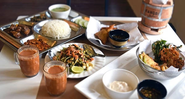 Bạn có thể gọi các món ăn như mì truyền thống hay htamin thoke - một loại salad trộn cơm. Ảnh: Asiadmc. Bạn có thể gọi các món ăn như mì truyền thống hay htamin thoke - một loại salad trộn cơm. Ảnh: Asiadmc.