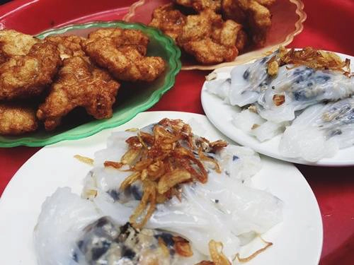 Chả mực: “Chả mực giã tay – ngon say lòng người” là câu nói nổi tiếng ở Quảng Ninh. Những con mực tươi vừa bắt sống trong vùng biển Hạ Long về, được làm sạch rồi giã tay, nặn thủ công, tạo ra độ dai giòn đặc trưng và hương vị thơm ngon. Chả mực rán lên vàng ruộm, bên trong giòn sật, được ăn kèm với xôi trắng, bánh cuốn hoặc ăn riêng với nước mắm nguyên chất. Chả mực thường được mua làm quà với mức giá 350.000 – 450.000 đồng/kg. Ảnh: Lê Hằng Chả mực: “Chả mực giã tay – ngon say lòng người” là câu nói nổi tiếng ở Quảng Ninh. Những con mực tươi vừa bắt sống trong vùng biển Hạ Long về, được làm sạch rồi giã tay, nặn thủ công, tạo ra độ dai giòn đặc trưng và hương vị thơm ngon. Chả mực rán lên vàng ruộm, bên trong giòn sật, được ăn kèm với xôi trắng, bánh cuốn hoặc ăn riêng với nước mắm nguyên chất. Chả mực thường được mua làm quà với mức giá 350.000 – 450.000 đồng/kg. Ảnh: Lê Hằng