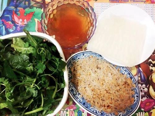Nem chạo: Nem chạo còn được gọi là nem thính, có thành phần chính là bì lợn bào sợi và thính làm từ gạo rang hoặc đỗ giã dập. Nhón một ít nem rời rạc cuốn cùng lá sung, tía tô, kinh giới trong tấm bánh đa nem mỏng rồi chấm nước mắm chua ngọt pha loãng, món ăn mộc mạc này cùng với nem chua trở thành đặc sản của vùng đất Quảng Yên mà du khách nào cũng muốn mua mang về làm quà. Ảnh: Ngọc Huyền Nem chạo: Nem chạo còn được gọi là nem thính, có thành phần chính là bì lợn bào sợi và thính làm từ gạo rang hoặc đỗ giã dập. Nhón một ít nem rời rạc cuốn cùng lá sung, tía tô, kinh giới trong tấm bánh đa nem mỏng rồi chấm nước mắm chua ngọt pha loãng, món ăn mộc mạc này cùng với nem chua trở thành đặc sản của vùng đất Quảng Yên mà du khách nào cũng muốn mua mang về làm quà. Ảnh: Ngọc Huyền