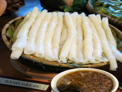 Bánh gật gù: Bánh gật gù là đặc sản vùng đất Tiên Yên, được tráng trên nồi hấp và cuộn lại như bánh cuốn. Nhiều người nhận xét bánh gật gù có hương vị giống bánh phở, tuy nhiên điểm khác biệt là trong khi xay bột, người ta cho thêm cơm nguội để tạo độ mềm, dai. Bánh khiến ai nấy đều phải gật gù khen ngon, nhất là khi ăn cùng khâu nhục. Nước chấm được chưng từ nước mắm ngon và mỡ gà, thêm thịt băm, ớt tươi, hành phi. Loại bánh này phổ biến ở Quảng Ninh, tuy nhiên địa chỉ được đặt mua nhiều nhất là nhà bà Tuyết, số 32 phố Hòa Bình, thị trấn Tiên Yên. Ảnh: dulichvietnam Bánh gật gù: Bánh gật gù là đặc sản vùng đất Tiên Yên, được tráng trên nồi hấp và cuộn lại như bánh cuốn. Nhiều người nhận xét bánh gật gù có hương vị giống bánh phở, tuy nhiên điểm khác biệt là trong khi xay bột, người ta cho thêm cơm nguội để tạo độ mềm, dai. Bánh khiến ai nấy đều phải gật gù khen ngon, nhất là khi ăn cùng khâu nhục. Nước chấm được chưng từ nước mắm ngon và mỡ gà, thêm thịt băm, ớt tươi, hành phi. Loại bánh này phổ biến ở Quảng Ninh, tuy nhiên địa chỉ được đặt mua nhiều nhất là nhà bà Tuyết, số 32 phố Hòa Bình, thị trấn Tiên Yên. Ảnh: dulichvietnam