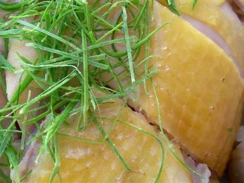 Gà đồi Tiên Yên: Thương hiệu gà đồi Tiên Yên đã nổi tiếng từ lâu nhờ phương pháp nuôi gà thả rong. Gà phải tự chạy đi kiếm ăn nên thịt rất săn chắc, lại ngọt thơm nhờ nạp vào cơ thể các thực phẩm thiên nhiên. Gà luộc là món ăn có cách chế biến đơn giản nhất nhưng lại làm nổi bật hương vị tự nhiên. Da gà bóng nhẫy, vàng mọng, trông khá mỡ màng nhưng thực chất lại giòn, ngọt, béo nhưng không ngậy. Ảnh: wikivietnam Gà đồi Tiên Yên: Thương hiệu gà đồi Tiên Yên đã nổi tiếng từ lâu nhờ phương pháp nuôi gà thả rong. Gà phải tự chạy đi kiếm ăn nên thịt rất săn chắc, lại ngọt thơm nhờ nạp vào cơ thể các thực phẩm thiên nhiên. Gà luộc là món ăn có cách chế biến đơn giản nhất nhưng lại làm nổi bật hương vị tự nhiên. Da gà bóng nhẫy, vàng mọng, trông khá mỡ màng nhưng thực chất lại giòn, ngọt, béo nhưng không ngậy. Ảnh: wikivietnam