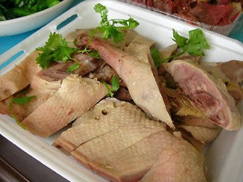 Cái tên độc đáo đã đủ gây tò mò cho du khách. Đây là loài gia cầm lai giữa ngan và vịt, thịt không bị khô, xác như ngan, cũng không quá mềm ngậy như vịt. Cà sáy luộc có mặt ở nhiều nhà hàng, không chỉ hấp dẫn trong từng miếng thịt mà còn gây ấn tượng Cái tên độc đáo đã đủ gây tò mò cho du khách. Đây là loài gia cầm lai giữa ngan và vịt, thịt không bị khô, xác như ngan, cũng không quá mềm ngậy như vịt. Cà sáy luộc có mặt ở nhiều nhà hàng, không chỉ hấp dẫn trong từng miếng thịt mà còn gây ấn tượng
