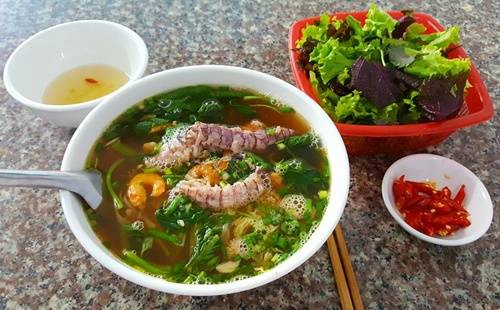 Bún bề bề: Đây là món ăn phổ biến do Hạ Long là nơi tập trung rất nhiều bề bề. Nước dùng nấu từ xương ninh, tôm, ghẹ, bề bề ngọt lừ, tươi nguyên vị biển, kết hợp với những loại rau quả phù hợp như rau cần, cải ngọt, cà chua, hành chẻ. Bát bún nổi bật với những con bề bề luộc chín tới, dễ dàng bóc vỏ mà vẫn giữ được nguyên con. Một bát bún bề bề có giá khoảng 40.000 đồng. Địa chỉ gợi ý là quán bún đầu Cầu Trắng – phường Hà Tu. Ảnh: Nguyen Cao Van Bún bề bề: Đây là món ăn phổ biến do Hạ Long là nơi tập trung rất nhiều bề bề. Nước dùng nấu từ xương ninh, tôm, ghẹ, bề bề ngọt lừ, tươi nguyên vị biển, kết hợp với những loại rau quả phù hợp như rau cần, cải ngọt, cà chua, hành chẻ. Bát bún nổi bật với những con bề bề luộc chín tới, dễ dàng bóc vỏ mà vẫn giữ được nguyên con. Một bát bún bề bề có giá khoảng 40.000 đồng. Địa chỉ gợi ý là quán bún đầu Cầu Trắng – phường Hà Tu. Ảnh: Nguyen Cao Van