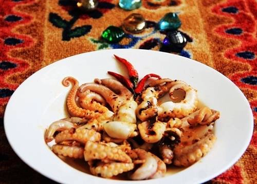 Ruốc lỗ: Ruốc lỗ thuộc họ bạch tuộc nhưng có kích cỡ bé, phải đi soi trong lỗ hoặc dùng lồng bát quái để đánh bắt. Người ta còn gọi đây là ruốc chân dài nhờ chiều dài nổi bật của những chiếc xúc tu so với phần đầu bé xíu. Ruốc mang luộc với lá ổi, lá me chua rồi chấm với mắm tôm, ăn kèm đinh lăng, lá mơ, chuối chát. Đây là món đồ nhắm rất được ưa chuộng. Ruốc có trứng được gọi là ruốc cơm xôi, có hương vị hấp dẫn hơn hẳn. Mùa ruốc bắt đầu từ tháng 7 đến tháng 10 âm lịch. Ảnh: halong-bay Ruốc lỗ: Ruốc lỗ thuộc họ bạch tuộc nhưng có kích cỡ bé, phải đi soi trong lỗ hoặc dùng lồng bát quái để đánh bắt. Người ta còn gọi đây là ruốc chân dài nhờ chiều dài nổi bật của những chiếc xúc tu so với phần đầu bé xíu. Ruốc mang luộc với lá ổi, lá me chua rồi chấm với mắm tôm, ăn kèm đinh lăng, lá mơ, chuối chát. Đây là món đồ nhắm rất được ưa chuộng. Ruốc có trứng được gọi là ruốc cơm xôi, có hương vị hấp dẫn hơn hẳn. Mùa ruốc bắt đầu từ tháng 7 đến tháng 10 âm lịch. Ảnh: halong-bay