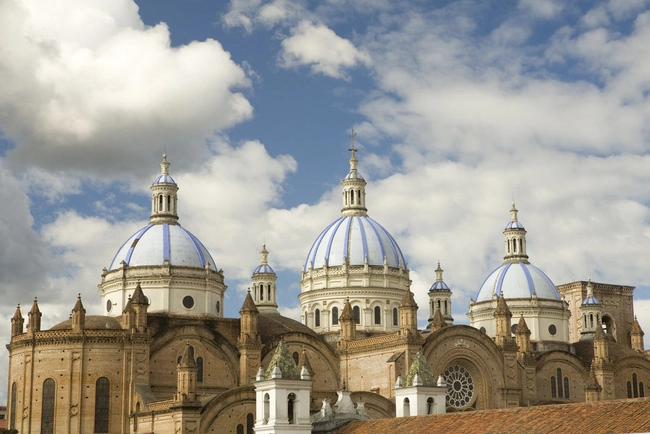 Trung tâm lịch sử Cuenca là một di sản văn hóa khác của Ecuador được UNESCO công nhận. Các thị trấn ở đây vẫn tuân thủ các hướng dẫn quy hoạch đô thị nghiêm ngặt được đề ra từ năm 1557.