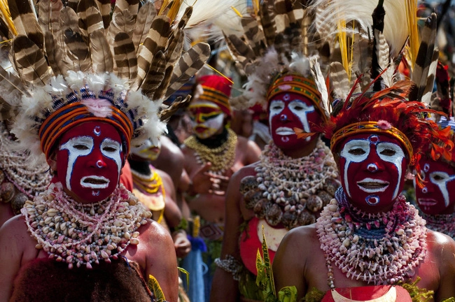 Các bộ tộc người bản địa cư trú ở Cao nguyên đang tổ chức lễ hội sing-sing. Papua New Guinea có hơn 836 loại ngôn ngữ, nhiều đến nỗi chưa đến 1000 người sử dụng cho mỗi ngôn ngữ.