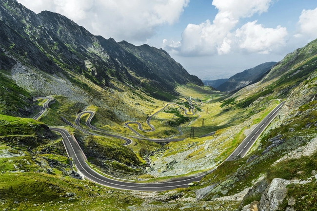 Du khách cũng có thể thử trải nghiệm mới khi chạy xe dọc con đường quanh co uốn lượn Transfagarasan, con đường chạy xuyên qua dãy núi để nối liền tỉnh Transylvania và Walachia.