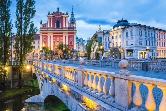 Nhà thờ Franciscan của Annuciation nhìn ra Cầu Tripple nổi tiếng của thủ đô Ljubljana, một địa điểm hẹn hò vô cùng đáng yêu mỗi đêm.