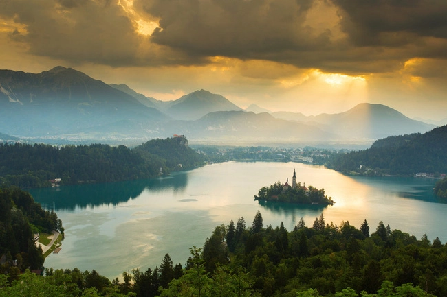 Đi bơi, chèo thuyền trên mặt hồ Lake Bled trong suốt như gương là trải nghiệm không thể tuyệt vời hơn ở Slovenia.