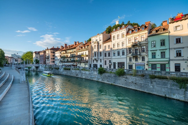 Ngồi thuyền du ngoạn sông Ljubljanica ở thủ đô Ljubljana.