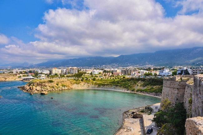 Đến với thành phố cảng Kyrenia, bạn có thể thuê một chuyến thuyền để bơi lội, lặn ngắm biển hay du ngoạn tòa lâu đài có cảnh quan vô cùng quyến rũ nằm ngay cạnh bến tàu.