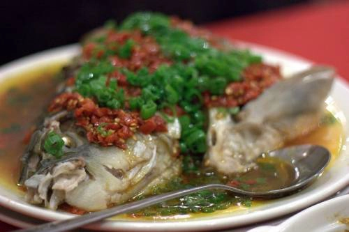 Hunan House: Nằm trong một con hẻm nhỏ ở Thượng Hải, Hunan House có giá cả cao hơn so với các hàng ăn khác. Tuy nhiên, du khách sẽ ấn tượng bởi quán có 3 tầng và cầu thang xoắn, tông màu chính là đỏ và ghế ngồi được bọc nhung. Những món nổi bật của Hunan House là ẩm thực Tứ Xuyên nhưng hương vị khác biệt với ớt ngâm, hương vị chua đậm của món la rou (khá giống thịt lợn xông muối). Những thực khách thích ăn cay với ớt có thể thử món salad nấm độc đáo.  Giá một món ở đây khoảng 5 USD. Địa chỉ quán là số 2, ngõ 49, West Fuxing Lu.