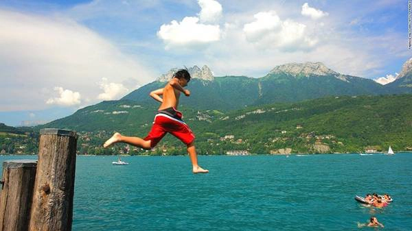 <strong>10. Hồ Annecy: </strong>Nằm ở dãy Alps gần Annecy, hồ Annecy là một trong những hồ nước trong vắt nhất thế giới. <strong>10. Hồ Annecy: </strong>Nằm ở dãy Alps gần Annecy, hồ Annecy là một trong những hồ nước trong vắt nhất thế giới.