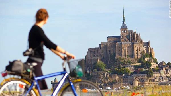 <strong>3. Mont Saint Michel: </strong>Cách bờ biển Tây Bắc vùng Normandy nước Pháp chỉ 600 m, Mont Saint Michel là di sản thế giới thu hút 3 triệu du khách mỗi năm. Đây là nơi có những tu viện từ thời trung cổ cổ kính và những cửa hàng lưu niệm xinh xắn. Điều đặc biệt là mỗi khi thủy triều lên, con đường nối đảo và đất liền bị biến mất dưới làn nước biển. <strong>3. Mont Saint Michel: </strong>Cách bờ biển Tây Bắc vùng Normandy nước Pháp chỉ 600 m, Mont Saint Michel là di sản thế giới thu hút 3 triệu du khách mỗi năm. Đây là nơi có những tu viện từ thời trung cổ cổ kính và những cửa hàng lưu niệm xinh xắn. Điều đặc biệt là mỗi khi thủy triều lên, con đường nối đảo và đất liền bị biến mất dưới làn nước biển.