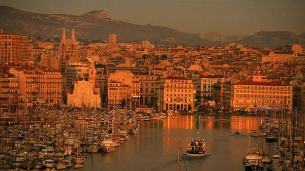<strong>4. Marseille: </strong>Bến cảng lâu đời của Pháp này có ảnh hưởng của vùng Địa Trung Hải, phong phú về văn hóa và di sản. Đây cũng là nơi có những loại pizza ngon tuyệt. <strong>4. Marseille: </strong>Bến cảng lâu đời của Pháp này có ảnh hưởng của vùng Địa Trung Hải, phong phú về văn hóa và di sản. Đây cũng là nơi có những loại pizza ngon tuyệt.