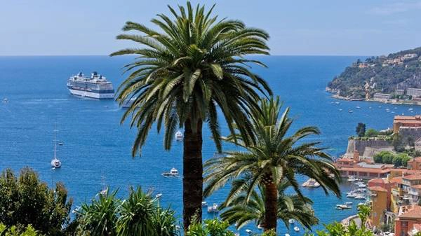 <strong>6. French Riviera: </strong>Vùng duyên hải Riviera bao gồm Nice, Cannes và Monte Carlo là nơi nổi tiếng đông đúc và đắt đỏ với những bãi biển tràn ngập ánh nắng mặt trời và những du thuyền siêu sang của các tỷ phú. <strong>6. French Riviera: </strong>Vùng duyên hải Riviera bao gồm Nice, Cannes và Monte Carlo là nơi nổi tiếng đông đúc và đắt đỏ với những bãi biển tràn ngập ánh nắng mặt trời và những du thuyền siêu sang của các tỷ phú.