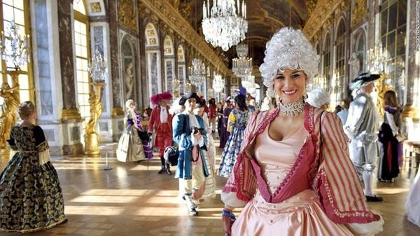 <strong>8. Château de Versailles: </strong>Nằm ở phía Nam Paris, đây từng là thủ đô chính trị và có tòa án hoàng gia từ năm 1682-1789 với những cung điện tráng lệ, những bãi cỏ ngút tầm mắt hay những đài phun nước tuyệt đẹp. <strong>8. Château de Versailles: </strong>Nằm ở phía Nam Paris, đây từng là thủ đô chính trị và có tòa án hoàng gia từ năm 1682-1789 với những cung điện tráng lệ, những bãi cỏ ngút tầm mắt hay những đài phun nước tuyệt đẹp.