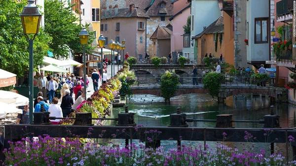 <strong>9. Annecy: </strong>Nằm ở dãy Alps thuộc vùng Đông Nam nước Pháp, Annecy còn được mệnh danh là “Little Venice” do có những con kênh đào được tô điểm bởi những ngôi nhà xinh đẹp dọc bờ kênh. Một lâu đài cổ tuyệt đẹp được xây dựng giữa một trong những dòng kênh là nơi thu hút rất nhiều du khách. <strong>9. Annecy: </strong>Nằm ở dãy Alps thuộc vùng Đông Nam nước Pháp, Annecy còn được mệnh danh là “Little Venice” do có những con kênh đào được tô điểm bởi những ngôi nhà xinh đẹp dọc bờ kênh. Một lâu đài cổ tuyệt đẹp được xây dựng giữa một trong những dòng kênh là nơi thu hút rất nhiều du khách.