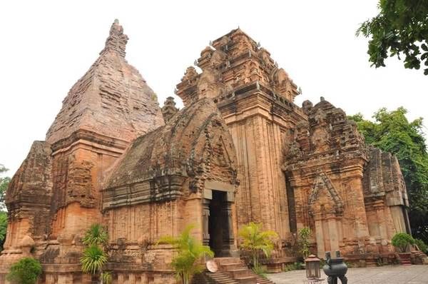 Du lich Nha Trang - Toàn cảnh di tích lịch sử Tháp Bà Ponagar.