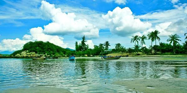 Du lich Nha Trang - Vịnh Vân Phong hùng vĩ khi nhìn từ xa.