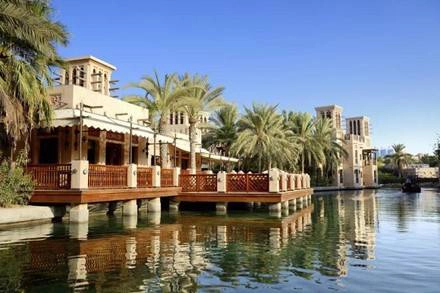 10. Madinat Jumeirah: Được xây dựng với những nét kiến trúc cổ kính, Madinat Jumeirah là nơi để bạn tận hưởng lối sống xa hoa và truyền thống cùng một lúc. Hãy khám phá những khách sạn đầy hoa mỹ ở đây cũng như những công trình khác như rạp chiếu phim hay khu nghỉ dưỡng cao cấp bậc nhất thế giới Talise. Tại đây cũng có rất nhiều nhà hàng và chỗ nghỉ ngơi nên bạn hoàn toàn không phải lo lắng về chuyện ăn gì hay ở đâu. 10. Madinat Jumeirah: Được xây dựng với những nét kiến trúc cổ kính, Madinat Jumeirah là nơi để bạn tận hưởng lối sống xa hoa và truyền thống cùng một lúc. Hãy khám phá những khách sạn đầy hoa mỹ ở đây cũng như những công trình khác như rạp chiếu phim hay khu nghỉ dưỡng cao cấp bậc nhất thế giới Talise. Tại đây cũng có rất nhiều nhà hàng và chỗ nghỉ ngơi nên bạn hoàn toàn không phải lo lắng về chuyện ăn gì hay ở đâu.