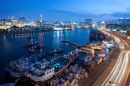 2. Hải cảng Dubai: Đây là một nơi cực kỳ phù hợp nếu bạn muốn tìm hiểu lịch sử của thành phố hoa lệ này. Vốn là nơi sinh sống của tộc người Bani Yas, hải càng Dubai là nơi du khách có thể tham gia các hoạt động như lặn biển lấy ngọc trai, câu cá … Ngoài ra, mọi người còn có thể lựa chọn loại hình du lịch bằng abra (taxi dưới nước) để tận hưởng hết vẻ đẹp vùng sông nước của Dubai. 2. Hải cảng Dubai: Đây là một nơi cực kỳ phù hợp nếu bạn muốn tìm hiểu lịch sử của thành phố hoa lệ này. Vốn là nơi sinh sống của tộc người Bani Yas, hải càng Dubai là nơi du khách có thể tham gia các hoạt động như lặn biển lấy ngọc trai, câu cá … Ngoài ra, mọi người còn có thể lựa chọn loại hình du lịch bằng abra (taxi dưới nước) để tận hưởng hết vẻ đẹp vùng sông nước của Dubai.
