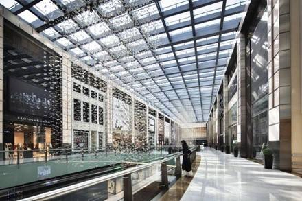 3. Trung tâm mua sắm Dubai: Ở Dubai không hề thiếu những công trình kiến trúc đồ sộ, và Trung tâm mua sắm lớn nhất thế giới này là một thiên đường đích thực đối với những tín đồ ưa thích sắm sửa. Ở đây có hơn 1.200 cửa hàng và khoảng 150 nhà hàng các loại, cùng với các khu vực khác như trượt thác trong nhà, khu trượt băng, công viên giải trí trong nhà và thậm chí một thủy cung và một vườn thú dưới nước. 3. Trung tâm mua sắm Dubai: Ở Dubai không hề thiếu những công trình kiến trúc đồ sộ, và Trung tâm mua sắm lớn nhất thế giới này là một thiên đường đích thực đối với những tín đồ ưa thích sắm sửa. Ở đây có hơn 1.200 cửa hàng và khoảng 150 nhà hàng các loại, cùng với các khu vực khác như trượt thác trong nhà, khu trượt băng, công viên giải trí trong nhà và thậm chí một thủy cung và một vườn thú dưới nước.