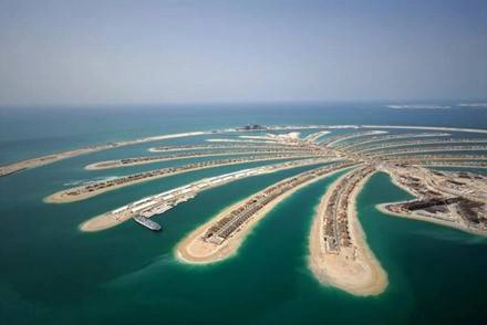 4. Palm Jumeirah: Được xây dựng theo hình dáng cây dừa nếu nhìn từ trên cao, Palm Jumeirah là đảo nhân tạo lớn nhất thế giới và đồng thời cũng là đảo nhân tạo đầu tiên được xây dựng. Bạn hãy thăm quan xung quanh khu vực này bằng du thuyền hay những chiếc tàu nhanh đều được. Với rất nhiều các hoạt động lý thú, bạn hãy nghỉ ngơi vài hôm trên đảo trong những khách sạn tuyệt vời nhất tại Dubai như Waldorf Astoria, Jumeirah Zabeel Saray hay Alantis The Palm. 4. Palm Jumeirah: Được xây dựng theo hình dáng cây dừa nếu nhìn từ trên cao, Palm Jumeirah là đảo nhân tạo lớn nhất thế giới và đồng thời cũng là đảo nhân tạo đầu tiên được xây dựng. Bạn hãy thăm quan xung quanh khu vực này bằng du thuyền hay những chiếc tàu nhanh đều được. Với rất nhiều các hoạt động lý thú, bạn hãy nghỉ ngơi vài hôm trên đảo trong những khách sạn tuyệt vời nhất tại Dubai như Waldorf Astoria, Jumeirah Zabeel Saray hay Alantis The Palm.