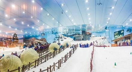 6. Khu trượt tuyết Dubai: Là nơi thích hợp cho các hoạt động gia đình, khu du lịch này là nơi đầu tiên tại Trung Đông mà bạn có thể trượt tuyết giữa mùa hè. Du khách có thể tham gia nhiều hoạt động như trượt tuyết bằng ván, trượt tuyết trên xe kéo và thậm chí là được chiêm ngưỡng chim cánh cụt nữa. 6. Khu trượt tuyết Dubai: Là nơi thích hợp cho các hoạt động gia đình, khu du lịch này là nơi đầu tiên tại Trung Đông mà bạn có thể trượt tuyết giữa mùa hè. Du khách có thể tham gia nhiều hoạt động như trượt tuyết bằng ván, trượt tuyết trên xe kéo và thậm chí là được chiêm ngưỡng chim cánh cụt nữa.