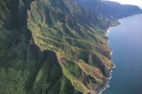 Napali Coast đẹp đến ngỡ ngàng nhưng hiểm trở, khó đi nên không phải khách du lịch nào cũng có thể tiếp cận địa danh này. Tuy nhiên, mức độ hiểm trở của Napali lại là điểm hấp dẫn đối với những du khách trẻ ưa mạo hiểm và yêu thích vẻ đẹp hùng vĩ của tự nhiên.